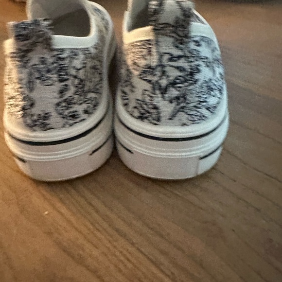 SHEIN Black and White Floral Slip-On Sneakers - Picture 4 of 9